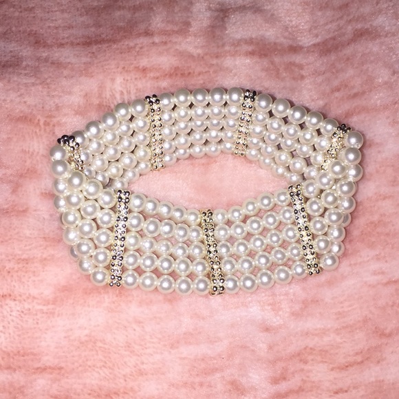 Pearl bracelet with silver detail between sections - Picture 1 of 3